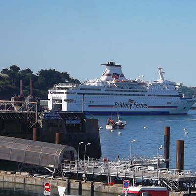 Réservez un chauffeur VTC pour vous conduire ou vous récupérer à la gare maritime de Saint-Malo